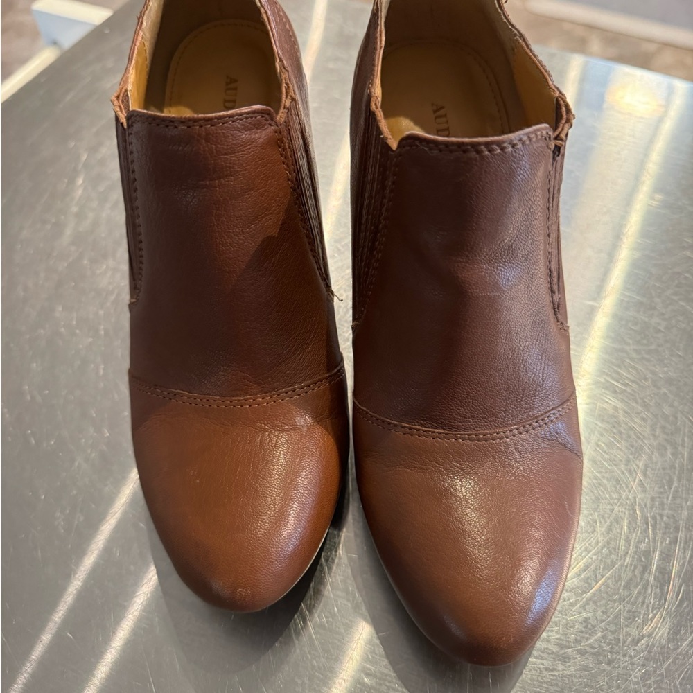 Audrey Brooke size 6 booties